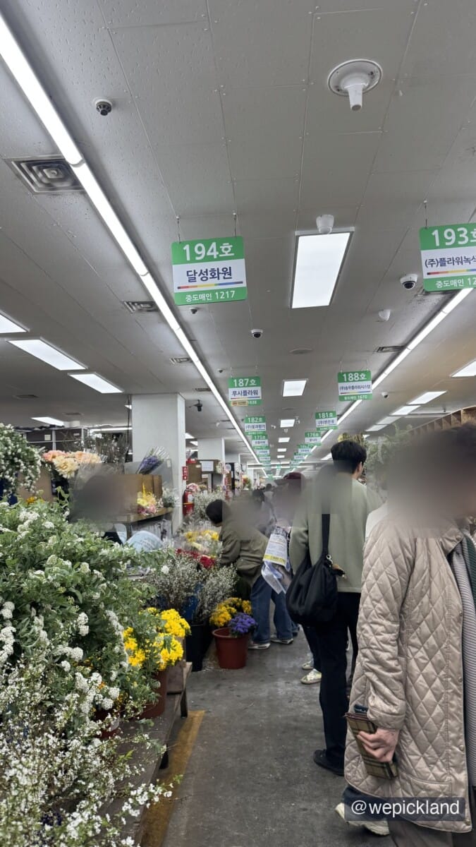 활기찬 생화 시장 통로