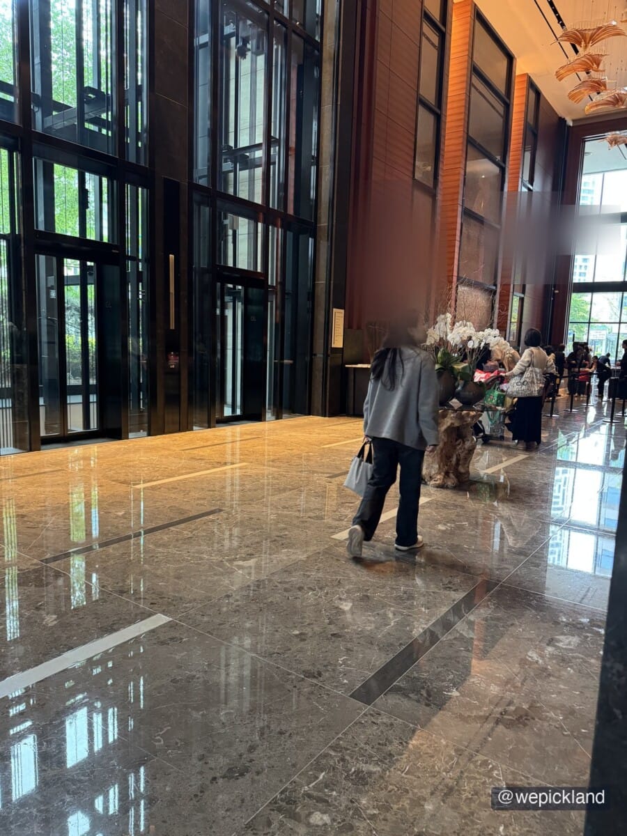 여의도 콘래드 서울의 높은 층고와 수직 우드 루버가 돋보이는 그랜드 로비