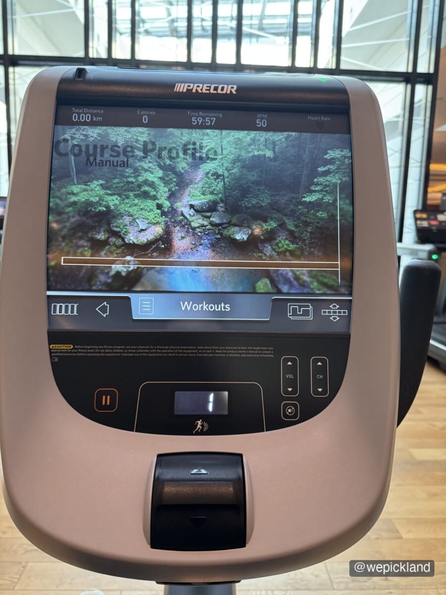 통창 자연광을 받으며 운동할 수 있는 프리코어(Precor) 유산소 머신