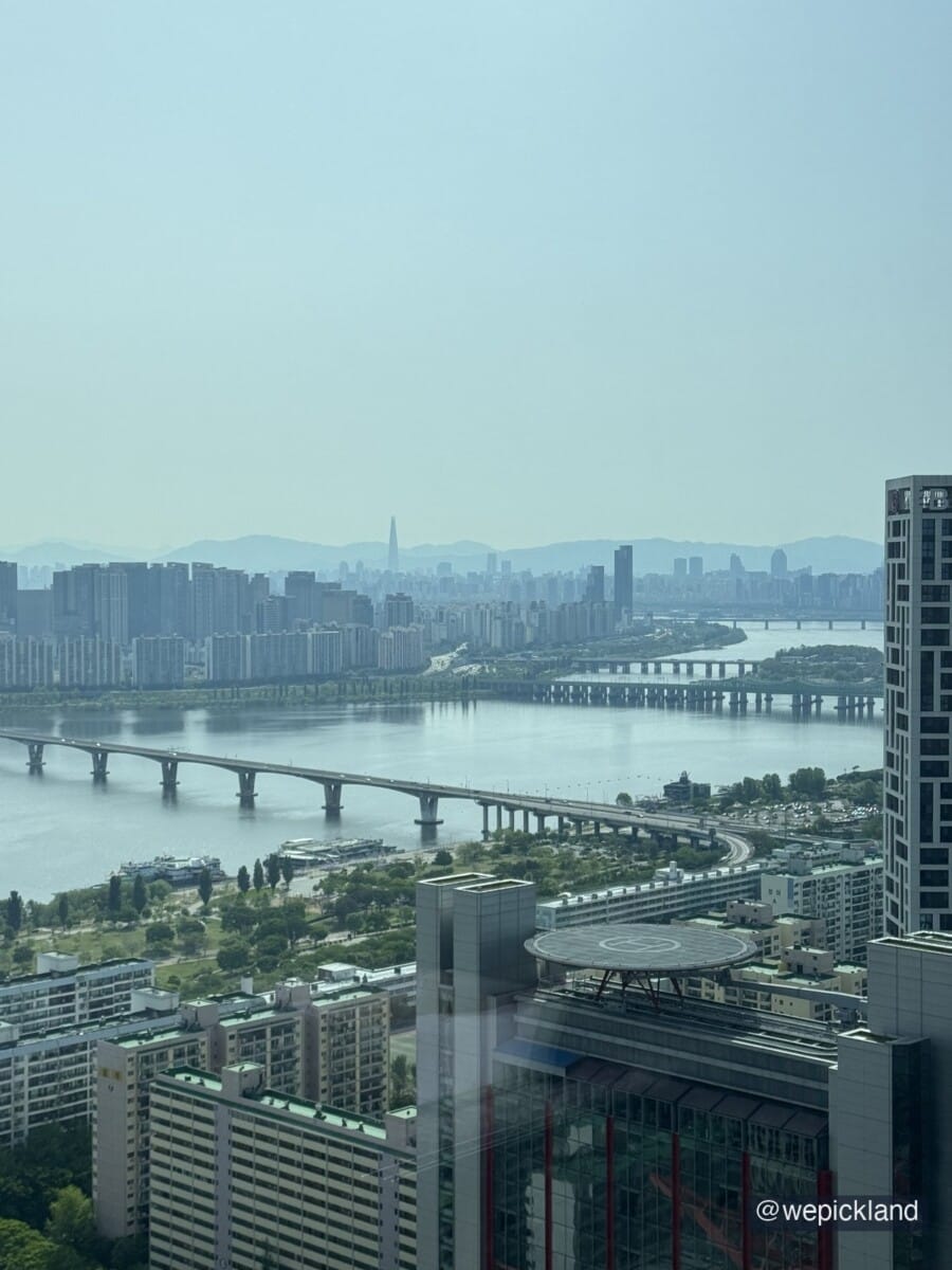 다음 날 아침 맑게 개인 하늘과 롯데월드타워까지 선명하게 보이는 서울 도심 전경